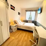 Premium Parking & Tv - Tram L3 - Wifi Δωμάτια σε οικογενειακή κατοικία