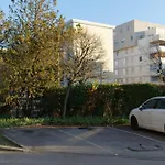 Premium Parking & Tv - Tram L3 - Wifi Δωμάτια σε οικογενειακή κατοικία